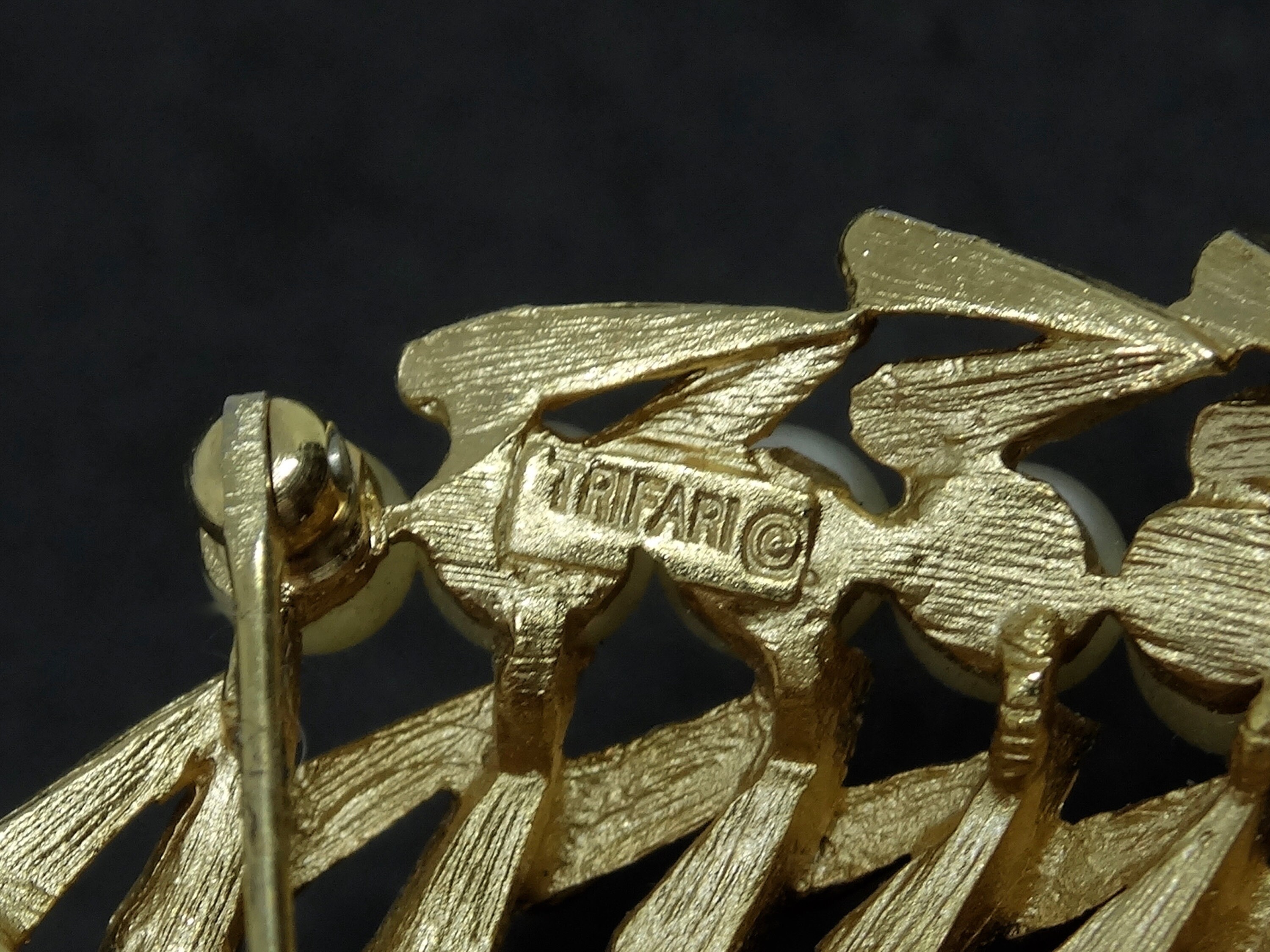 50'60's Crown Trifari 植物 リースモチーフ パール装飾 ヴ Vintage Crown Trifari 1960s Figural Crescent/leaf Pearls