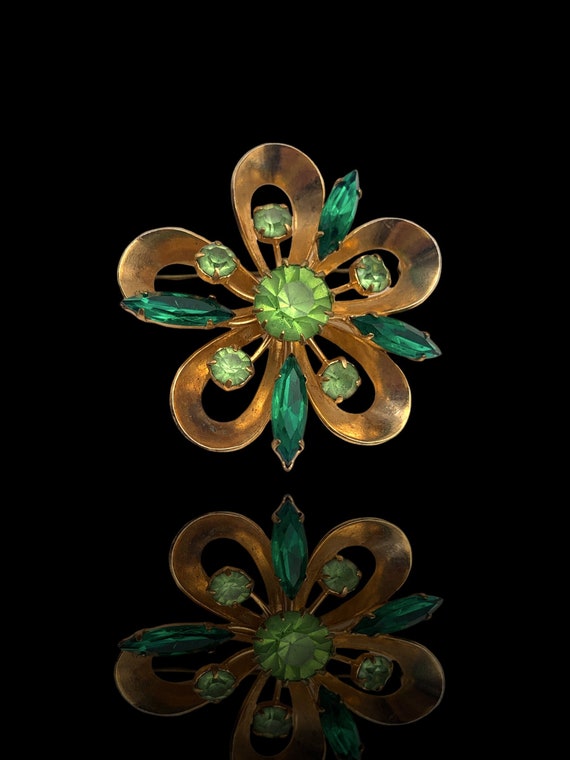 Super graceful flower brooch - green emerald & per