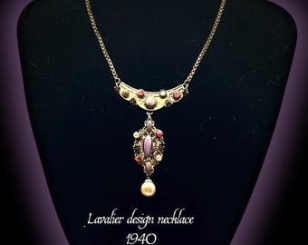 Collar tipo lavalier de los años 40 - Tono dorado, cabujones morados, perlas, cristales - Hermosa joya antigua - collar colgante - Art. 748/2