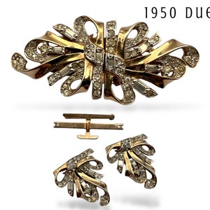 Prachtige jurkclips of broche met helder kristal in geweldig gouden lint/boogpin met meerdere lussen - Diamondé Deco zo chic - verzameljuweel - art.824/6