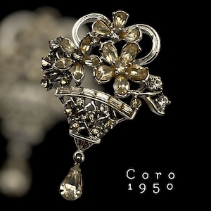 Coro 1950 Diamante Blumenkorb Brosche mit baumelndem Tropfen - elegant gefertigt mit kraftvollem Diamant leuchtet - Art.940 / 6