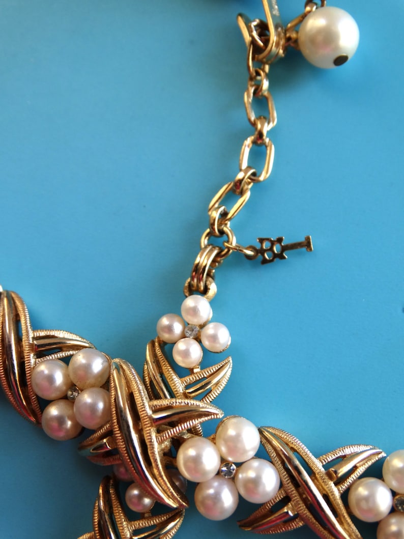 1960 Vtg Crown TRIFARI pearls and rhinestones Necklace /& Bracelet set-golden ribbon with flower Pearls and Clear Rhinestones-art.5103-