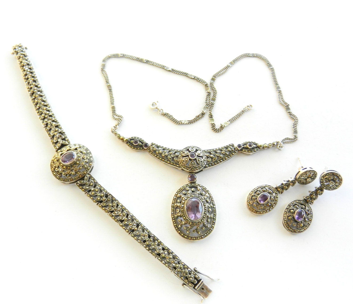 Mules Tongs Pointure Large Carrées En Argenté À Strass Et Talon Mules Tongs Pointure Large Carrées En Argenté À Strass Et Talon