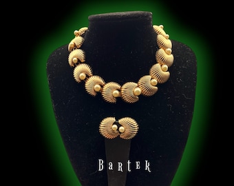 Conjunto de collar y pendientes Bartek de oro con diseño de concha ranurada y perlas - Joyería de fantasía de alta calidad de la década de 1950 -- art.677/7