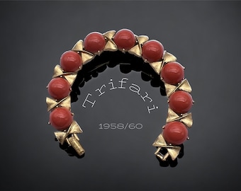 Vintage Crown Trifari Bracelet with Coral Lucite Cabochons and Bow Tie Shaped Gold Tone Links -  art.140/7