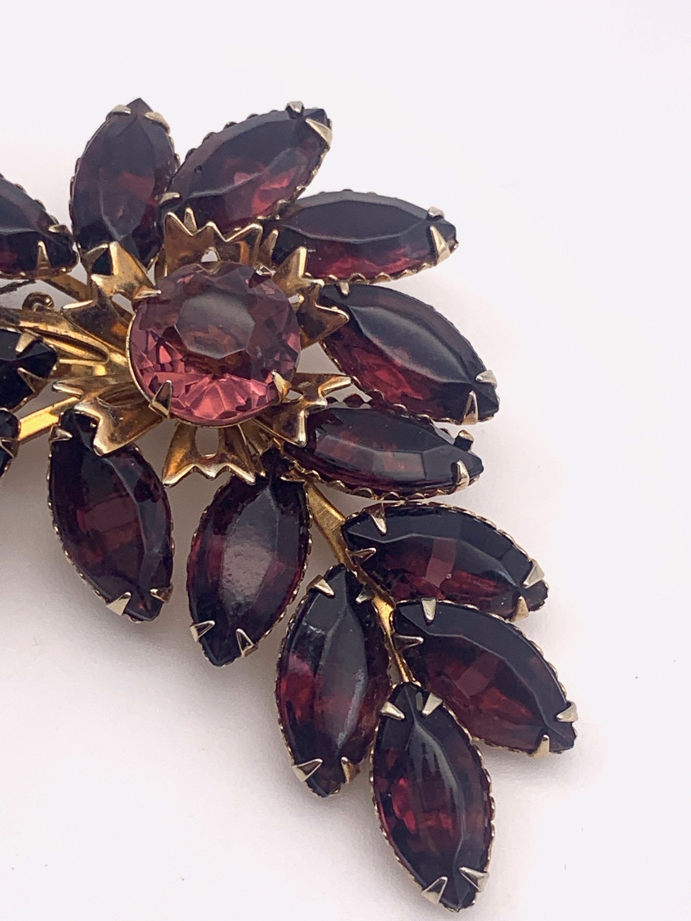 Broche Vintage Cristal Rouge & Vert Sur Métal Doré - Bijou Ancien Occasion