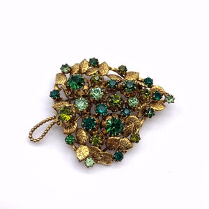 Grandiose 1950s ancient brooch, large leaf illuminated by bright emerald crystalsart.475/2 imagem 4