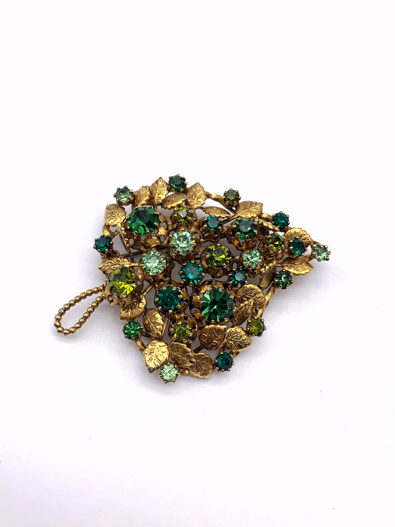 Grandiose 1950s ancient brooch, large leaf illuminated by bright emerald crystalsart.475/2 imagem 4