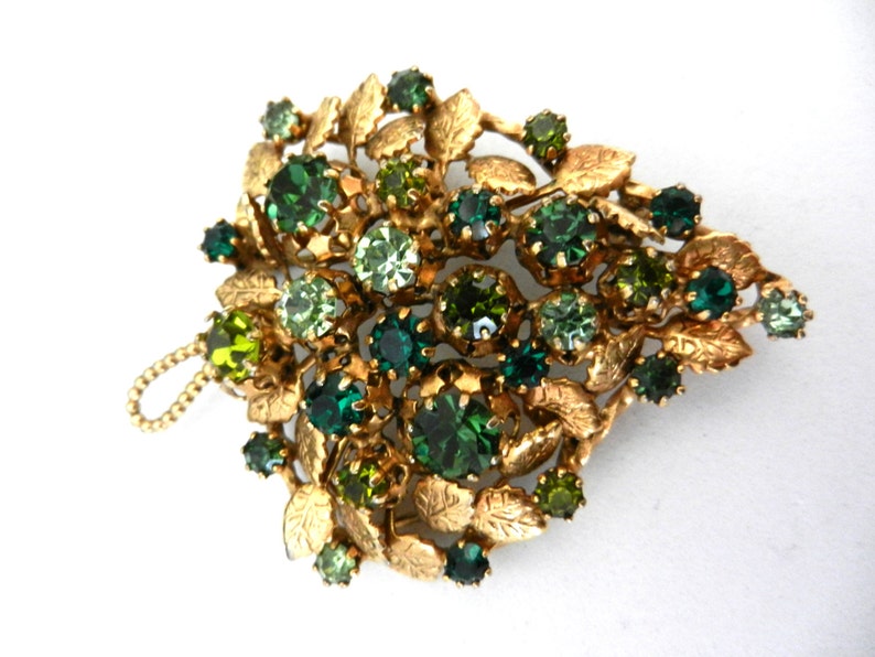 Grandiose 1950s ancient brooch, large leaf illuminated by bright emerald crystalsart.475/2 imagem 8