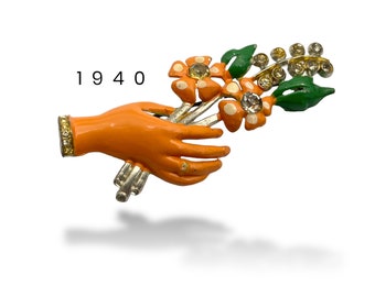 Coro zugeschrieben: Figürliche Glamour-Handnadelbrosche aus den 40er Jahren mit einem Strauß juwelenbesetzter Blumen mit rosa und grünen Emaille-Strasssteinen in Pavé-Fassung – a.141/7