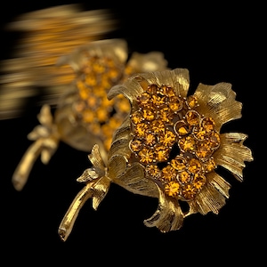 Bright rhinestone topaz flower brooch - heavy Florentine gold finish and sparkling rhinestones - for nature lovers - Art.187/6