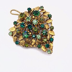 Grandiose 1950s ancient brooch, large leaf illuminated by bright emerald crystalsart.475/2 image 7