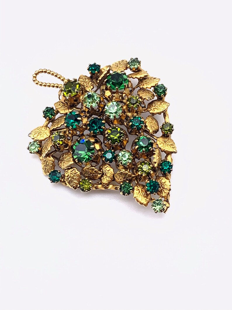 Grandiose 1950s ancient brooch, large leaf illuminated by bright emerald crystalsart.475/2 imagem 7