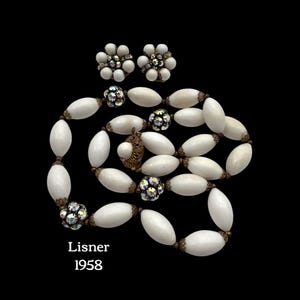 Collana e orecchini vintage Lisner con perline bianche in lucite Aurora Borealis - Art.391/7