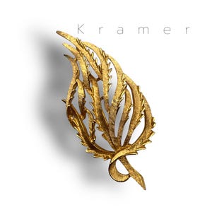 KRAMER 1950s elegant large leaf shaped brooch  - beautiful forms in gold Florentine finish - Rare High End Kramer  - Art.912/4