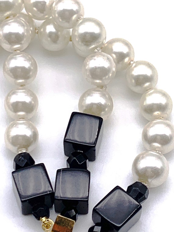 1970s three-strand simulated pearls and  black gl… - image 5