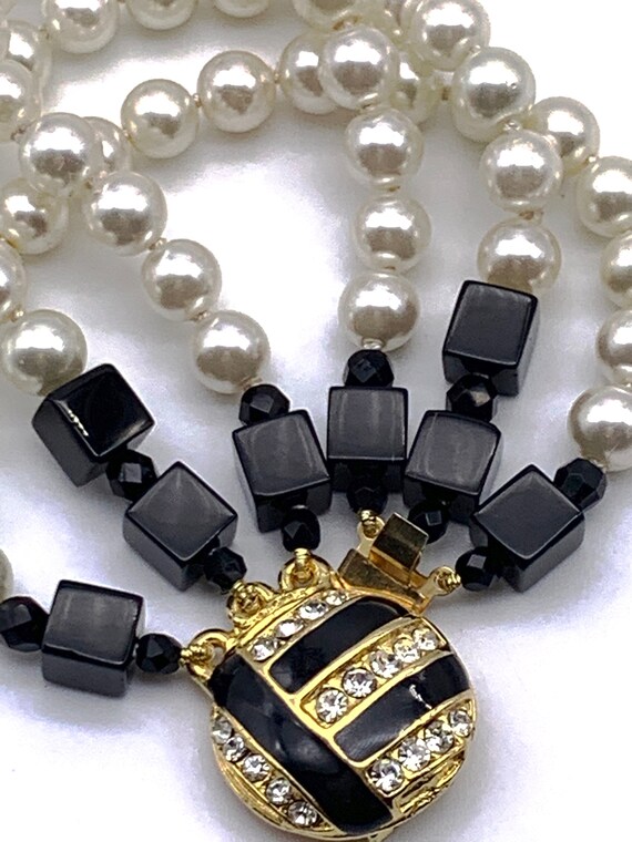 1970s three-strand simulated pearls and  black gl… - image 6