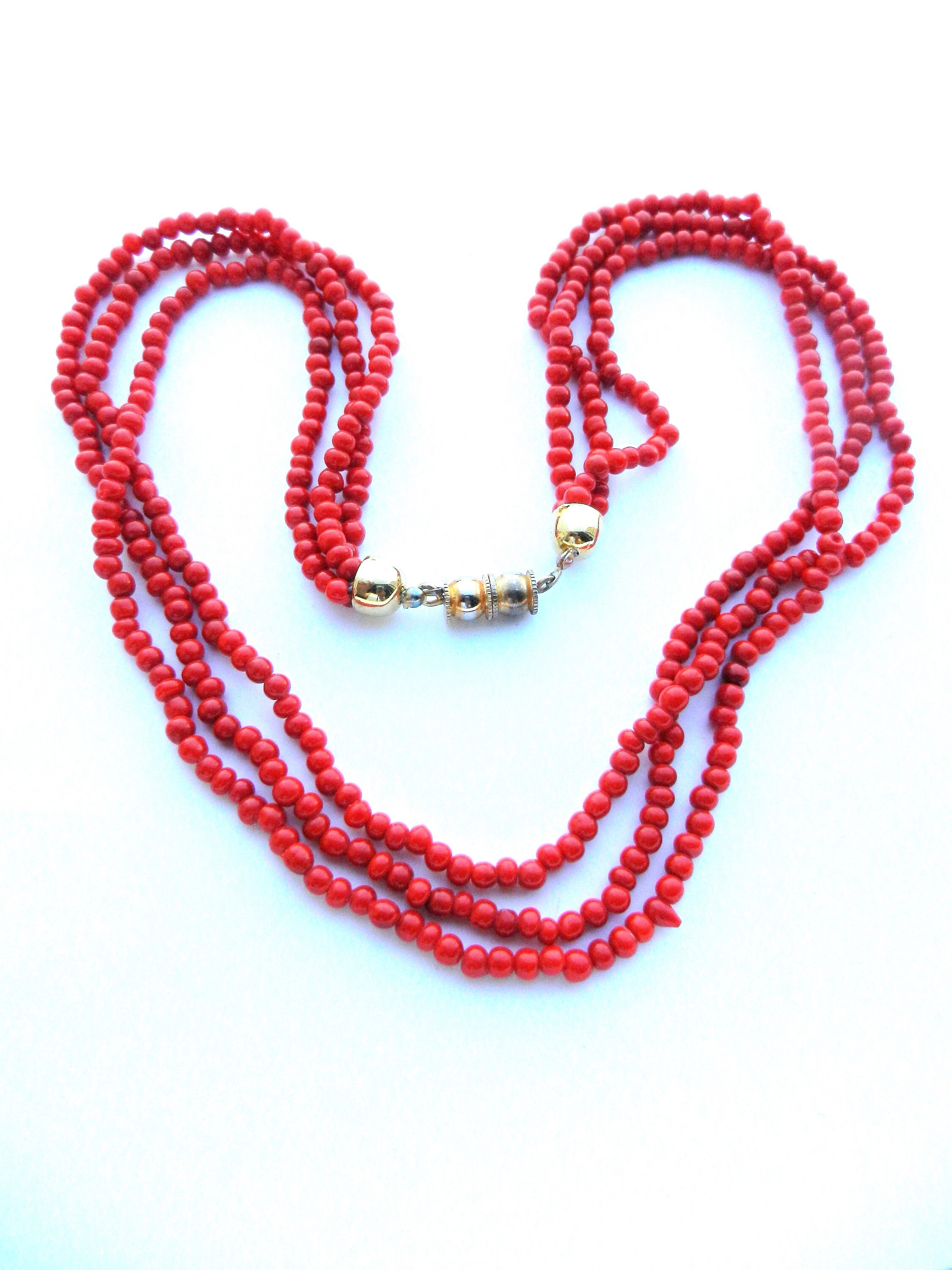 Collana multifilo in pietre e perline di vetro rosse