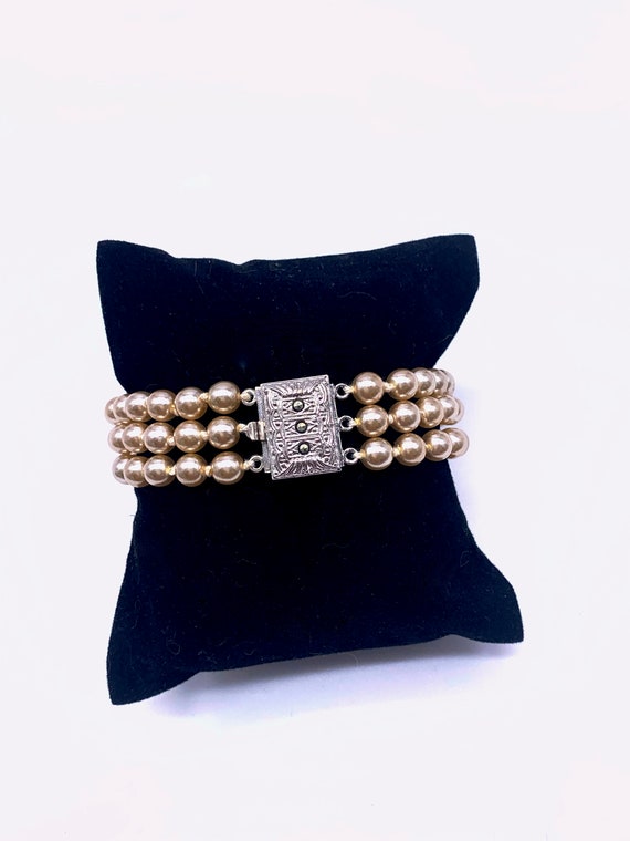 Lovely three strands simulated pearls bracelet wit