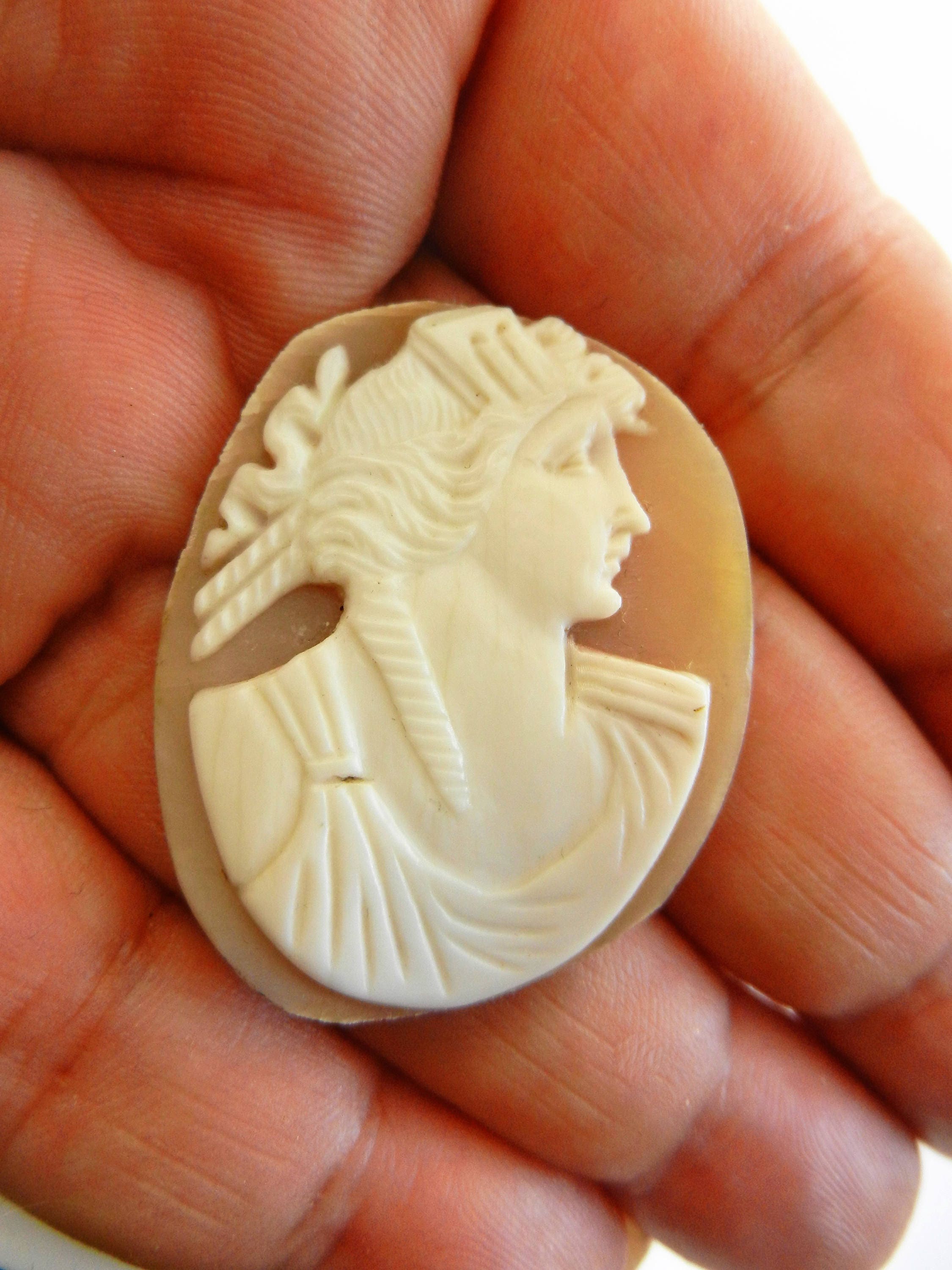 ギリシャの女神プシュケの横顔を描いた、美しく彫刻されたビクトリア朝