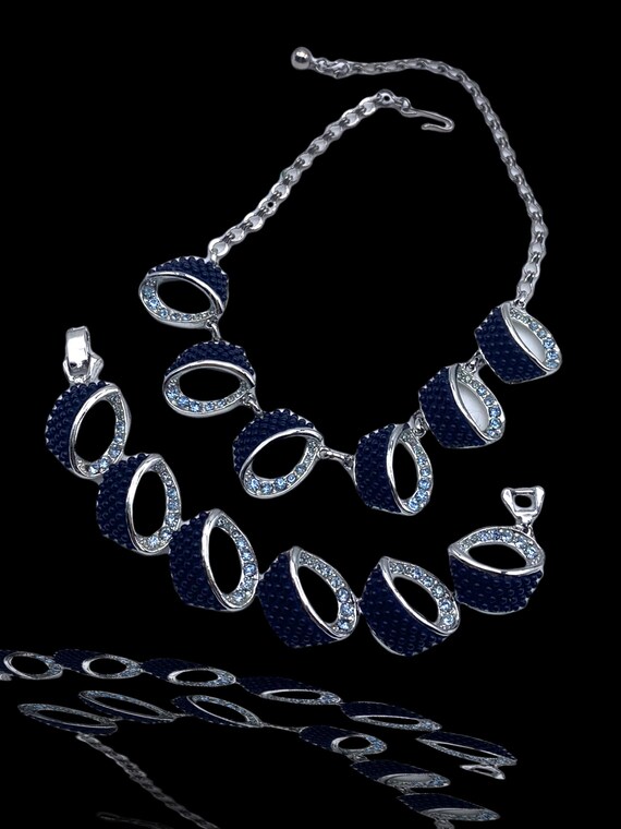 Collier Vintage Années 50/60 - 21 Perles Bleues à Inclusions Argentées, Longueur 46-50 Cm - Occasion