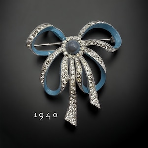 Spilla a fiocco multi-anello in smalto blu cielo anni '40 - pietre abbaglianti e design squisito -- Art.14/7