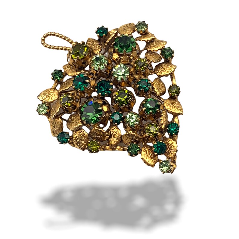 Grandiose 1950s ancient brooch, large leaf illuminated by bright emerald crystalsart.475/2 imagem 1