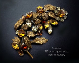 Poetic European beauty, Branch brooch with flowers and detailed leaves in an elegant naturalistic arrangement -Art.96/7