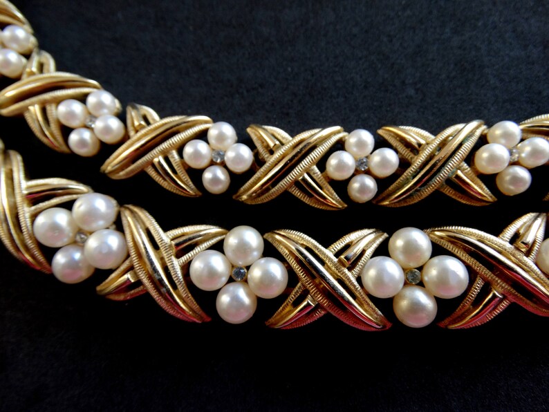 1960 Vtg Crown TRIFARI pearls and rhinestones Necklace /& Bracelet set-golden ribbon with flower Pearls and Clear Rhinestones-art.5103-