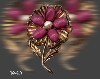 1940s mauve pink  glass stones Flower Brooch - Lovely ancient  floral  pin  with clear rhinestones  accent and gold tone setting-art.875/6