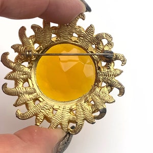 1950 flower/sun figural Brooch large faceted crystal amber in a gold open petals frame unsigned Sphinx vintage quality Art.679/4 image 6