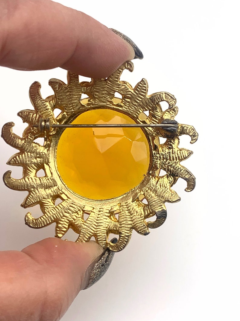 1950 flower/sun figural Brooch large faceted crystal amber in a gold open petals frame unsigned Sphinx vintage quality Art.679/4 image 6