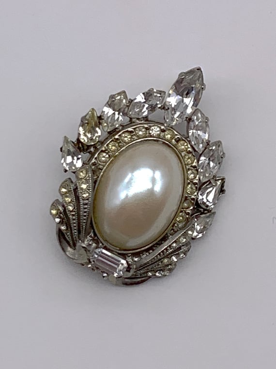 Broche Vintage Ancienne - Métal Doré Avec Strass Verre Blancs Et Perle Nacrée - État Excellent