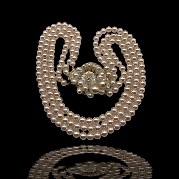 Collier cascade de trois rangs de perles simulées blanches lustrées avec fermoir floral audacieux - vintage fin des années 1970 -- Art.718/5