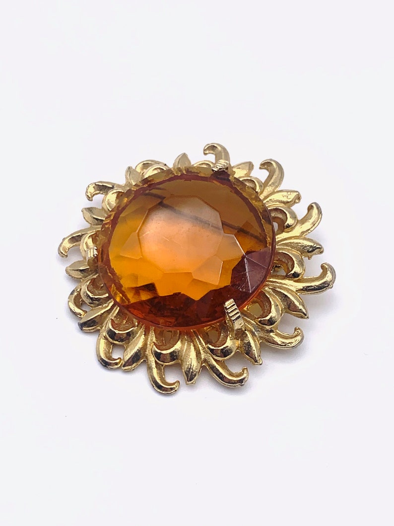 1950 flower/sun figural Brooch large faceted crystal amber in a gold open petals frame unsigned Sphinx vintage quality Art.679/4 image 4