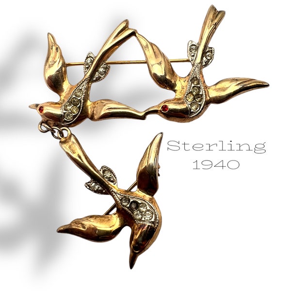 Broche d'inspiration victorienne de 1940 avec vol d'hirondelles en vermeil sterling et strass transparents - Bijoux figuratifs de collection - Art.134/7