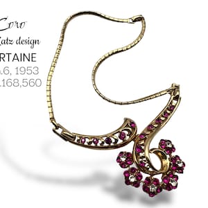 Puede incluir: Un collar de oro Coro con un diseño floral de diamantes de imitación rosa. El collar está etiquetado como "Coro A. Katz design LORTAINE Jan. 6, 1953 Des.168,560".