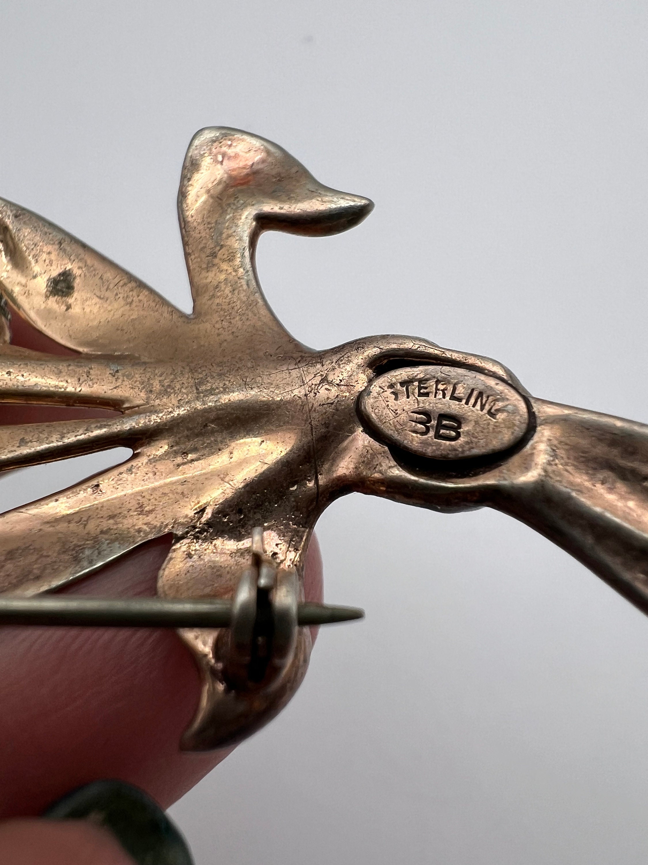 Broche ajourée à volutes en argent (800 millièmes) - Lot 265 - enchères