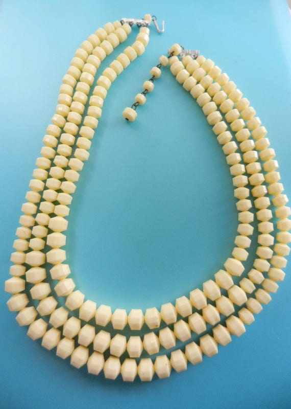 1950s Vintage Ivory color Triple Strand Graduated bic… Gem