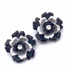 Fantastic Earrings 1960s original 3D flowers in black and white clips Earrings very glam Art.321/3 image 9
