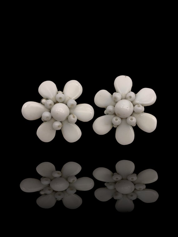 1950s vintage Milk Glass daisy flower figural earr