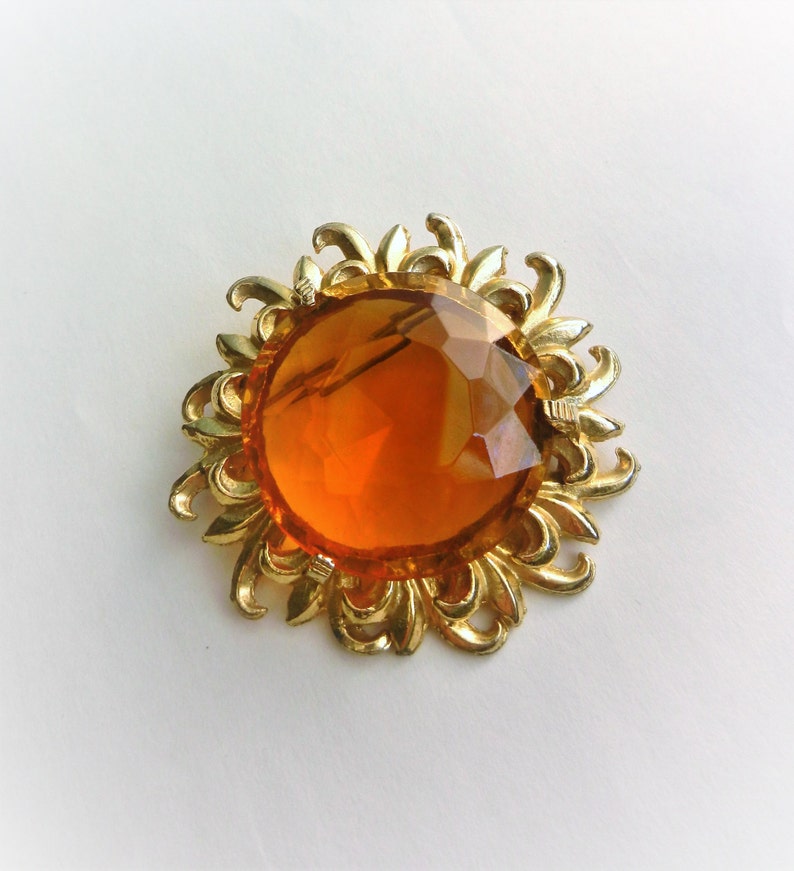 1950 flower/sun figural Brooch large faceted crystal amber in a gold open petals frame unsigned Sphinx vintage quality Art.679/4 image 10