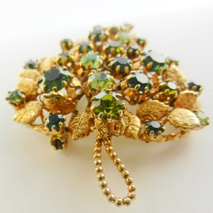 Grandiose 1950s ancient brooch, large leaf illuminated by bright emerald crystalsart.475/2 imagem 9