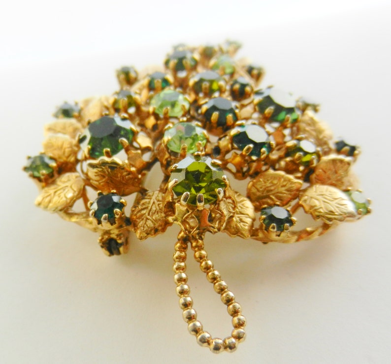 Grandiose 1950s ancient brooch, large leaf illuminated by bright emerald crystalsart.475/2 imagem 9