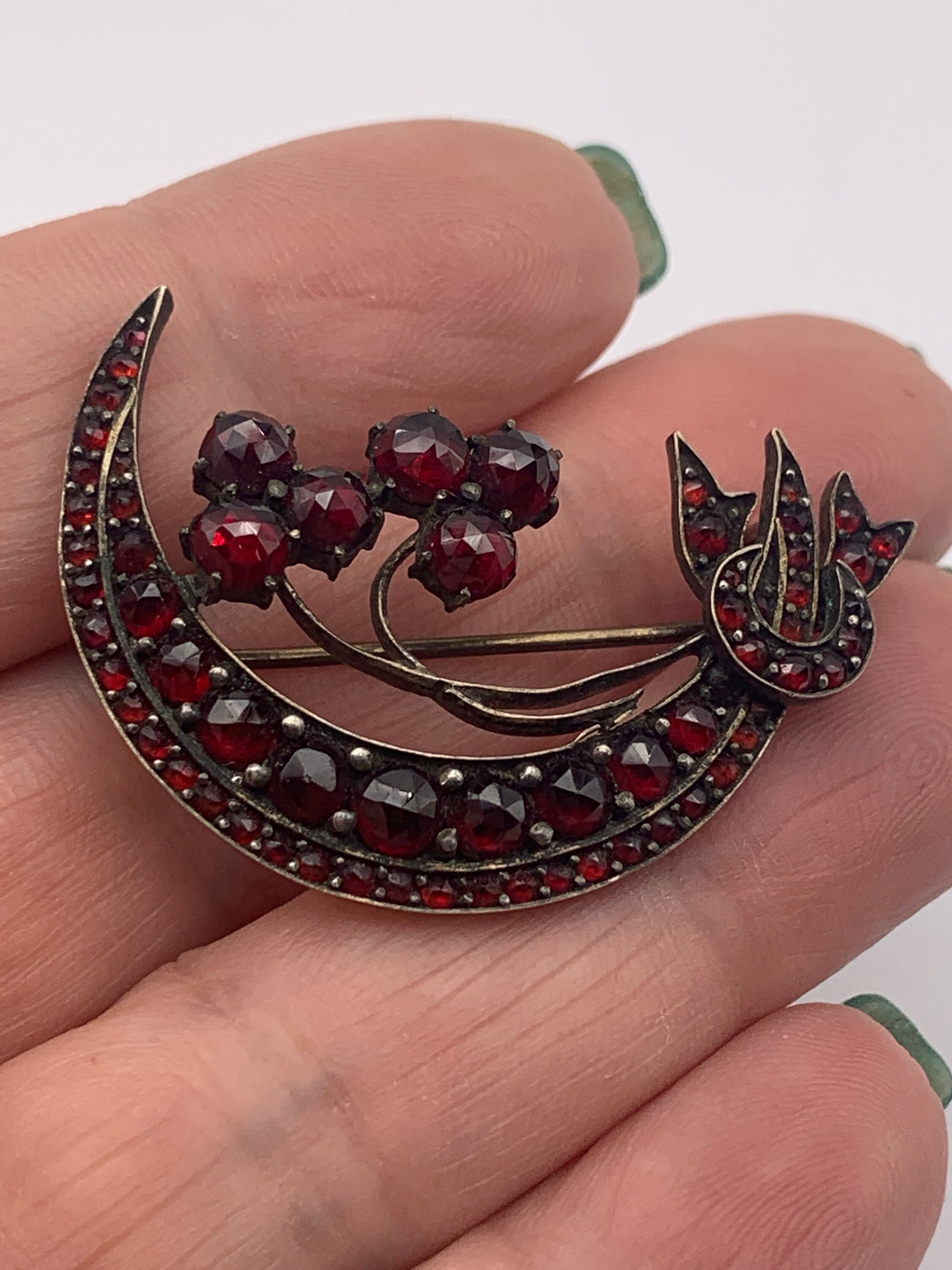 Broche Antique En Or Jaune - Forme Croissant De Lune Avec Grenat - Occasion