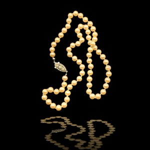 Lovely 1950s  Pearl Hand Knotted Single Princess Strand 25" Necklace - Refined jeweled clasp - art.322/5