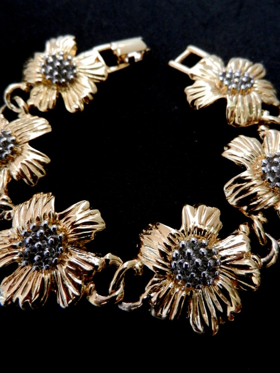 Vintage 1960 flowers link bracelet - many daisies… - image 3