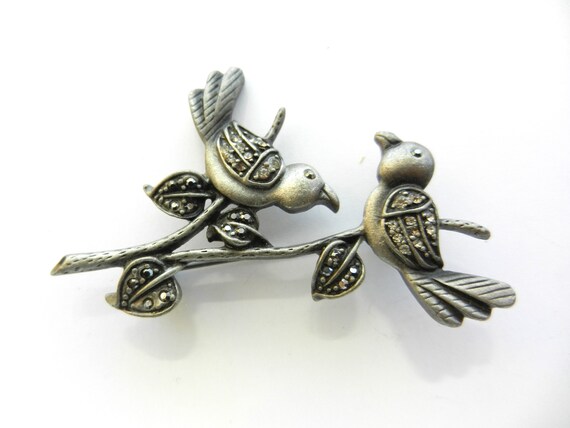 Deux Oiseaux Amoureux Sur Une Branche Belle Broche Vintage Wmarcassite Qui Accentuent Le Gun Métal Finition Art6265