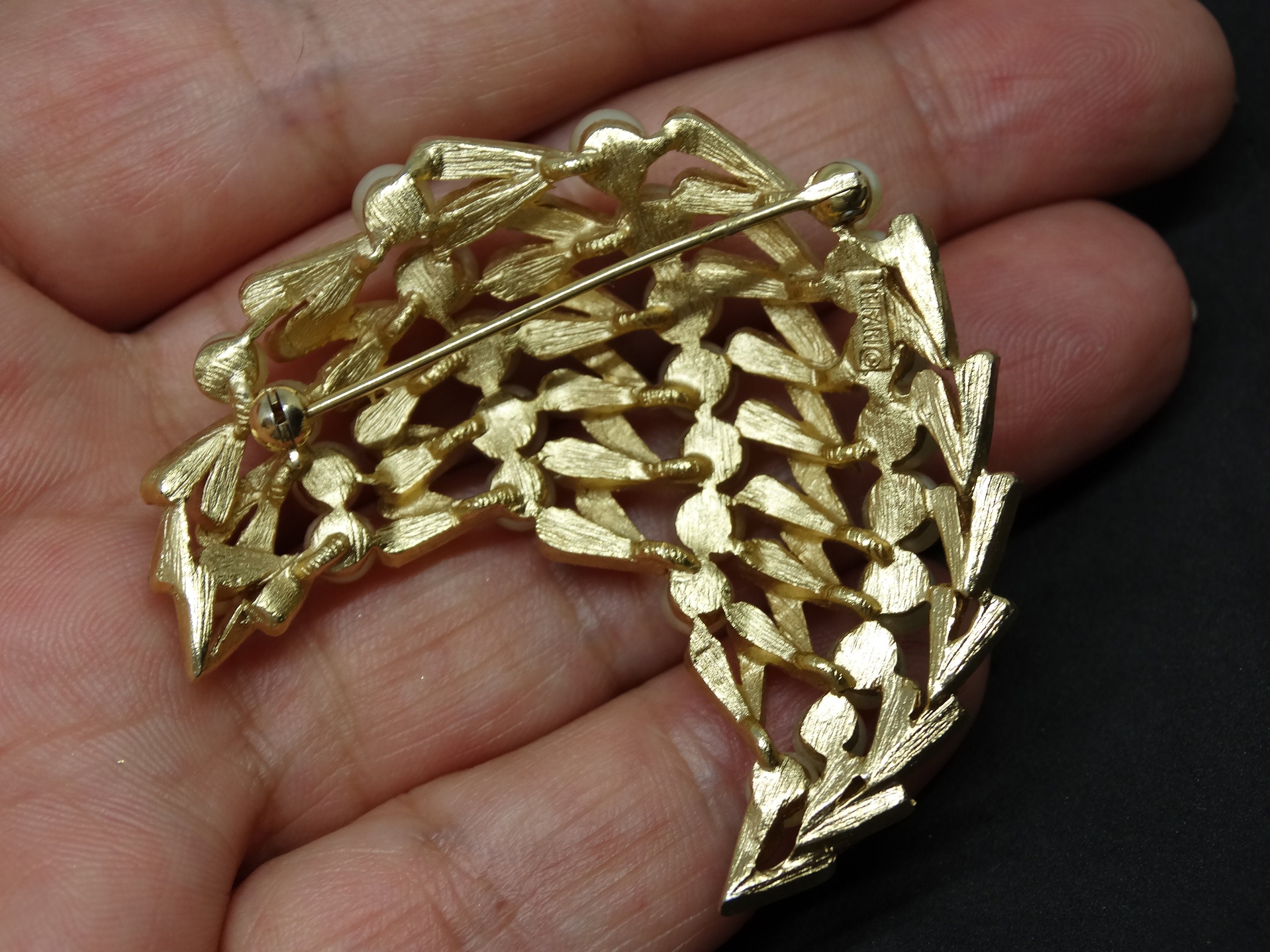 50'60's Crown Trifari 植物 リースモチーフ パール装飾 ヴ Vintage Crown Trifari 1960s Figural Crescent/leaf Pearls