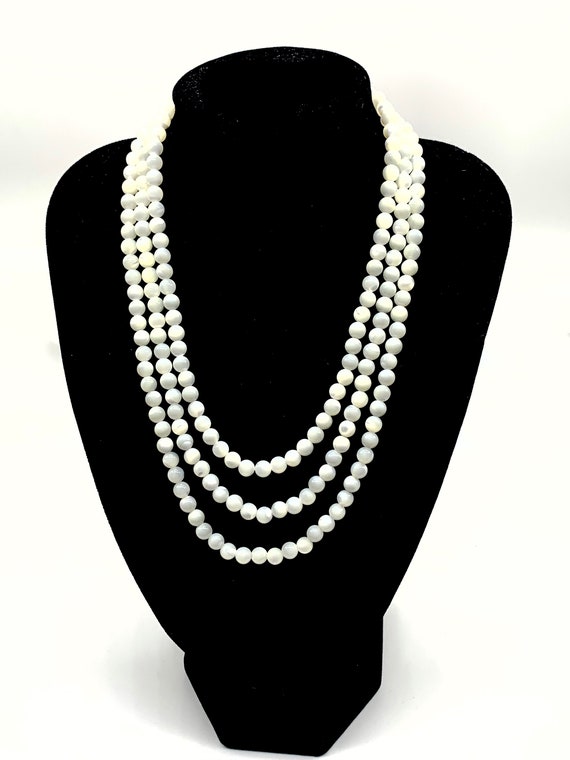 1950s Exquisite Mother of Pearl  (MOP) Three stra… - image 9